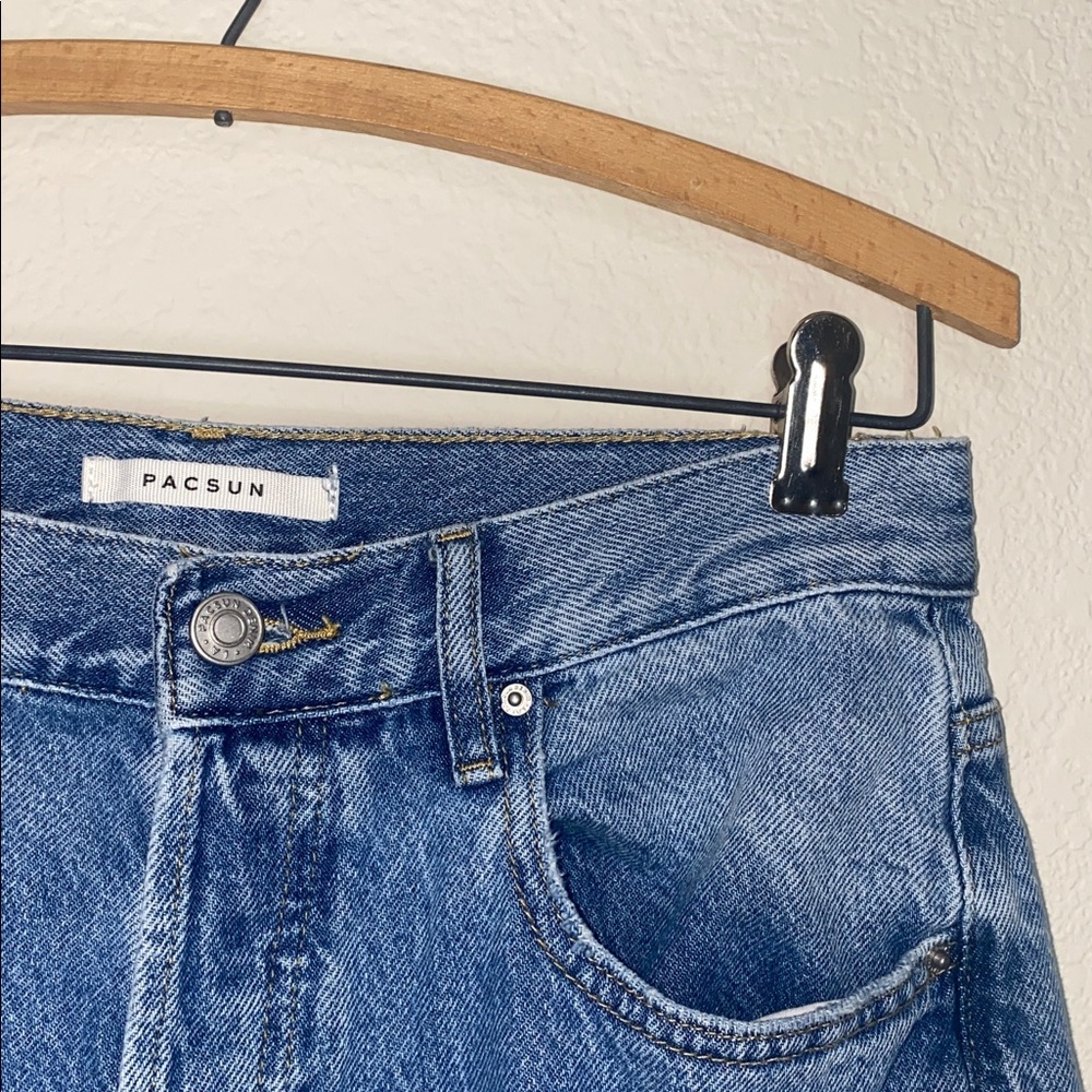 🛍️PacSun Women’s ‘Dad Jeans’ in the shade Medium Indigo! - Picture 2 of 12
